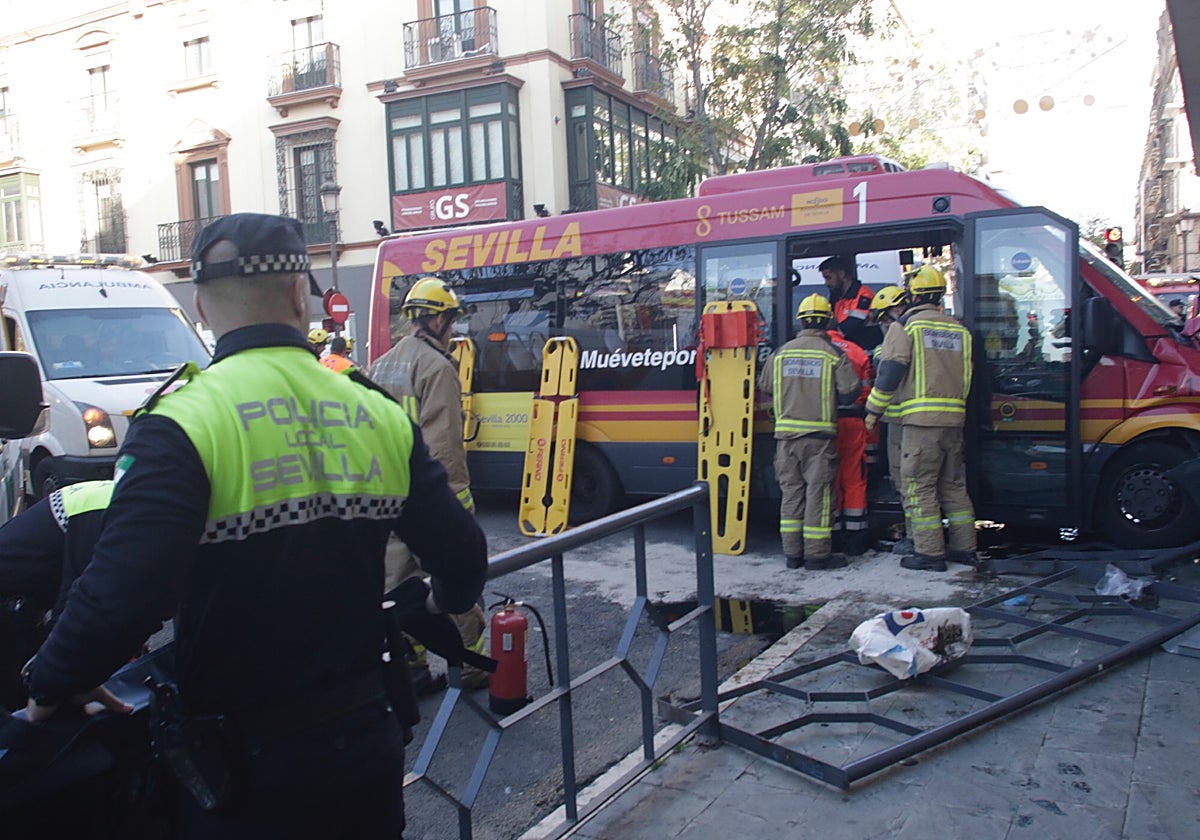 El accidente contra el escaparate de la Plaza del Duque fuente en el Puente de la Inmaculada de 2019