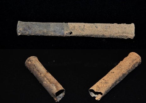 Imagen secundaria 1 - En la imagen de arriba, restos óseos y joyas hallados en la tumba de la excavación de La Puebla de Cazalla. A la izquierda sobre estas líneas, restos de lo que en su época era considerado como un pintalabios y a la derecha, una jarra que formaba parte del ajuar