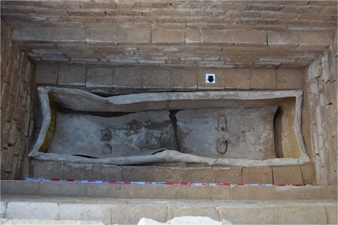 Imágenes de la tumba descubierta por el arqueólogo Alejandro Jiménez y los objetos de valor que albergaba