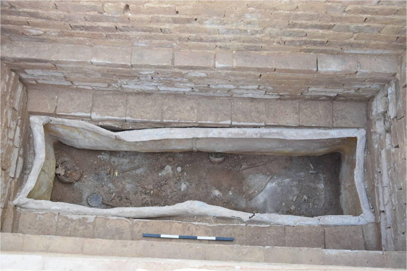 Imágenes de la tumba descubierta por el arqueólogo Alejandro Jiménez y los objetos de valor que albergaba