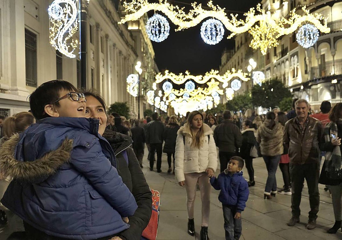Familias disfrutando de las luces de la avenida de la Constitución