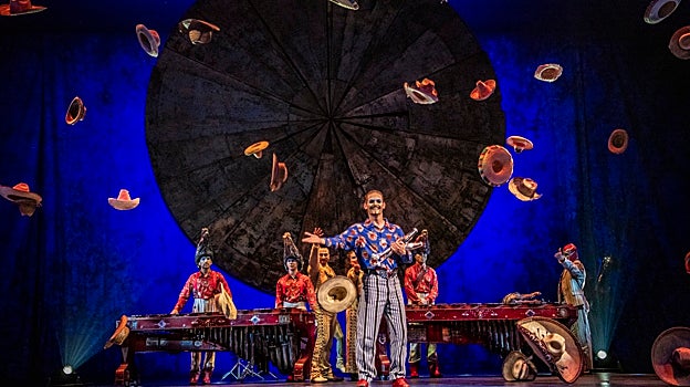 El animado número de malabares de 'Luzia'