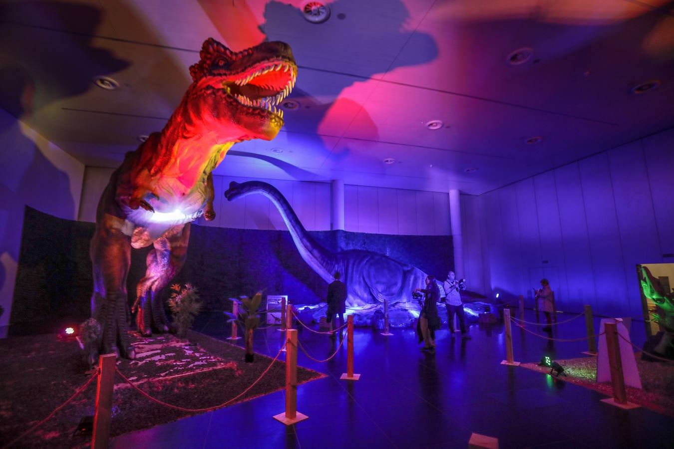 Las réplicas de los dinosaurios impresionan a los visitantes por su gran realismo 