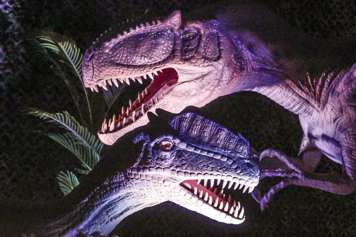 Las réplicas de los dinosaurios impresionan a los visitantes por su gran realismo 
