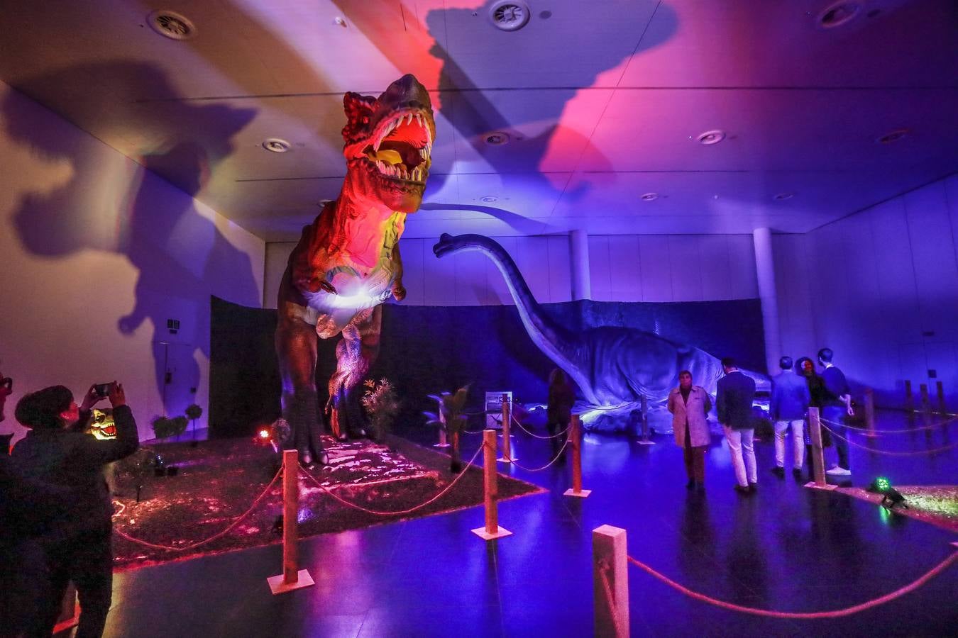 Las réplicas de los dinosaurios impresionan a los visitantes por su gran realismo 