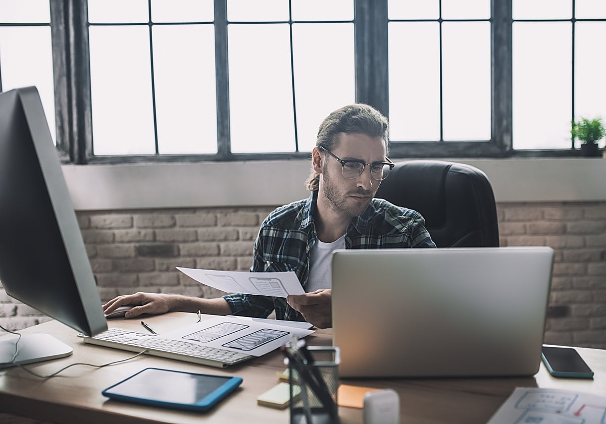 Fotografía de archivo de un hombre trabajando frente a un ordenador