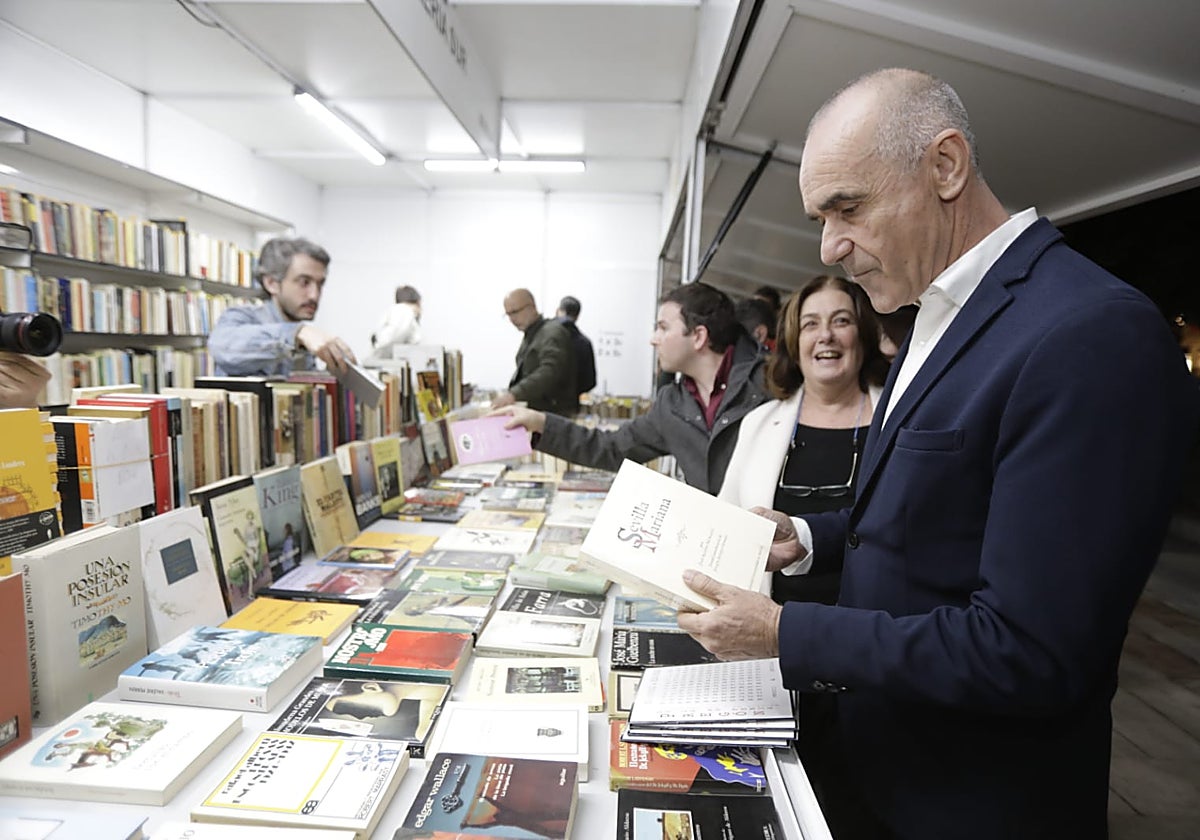 Antonio Muñoz, esta tarde durante su visita a la Feria del Libro Antiguo y de Ocasión de Sevilla