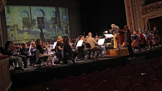 José Luis Temes dirige a los músicos de la Real Orquesta Sinfónica de Sevilla