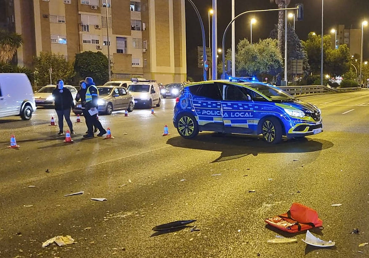 La Policía Local de Sevilla en el lugar del accidente donde perdió la vida un joven el pasado martes