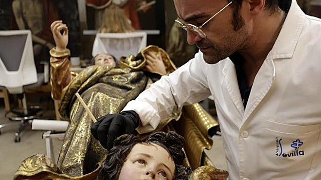 Antonio Gamero actuando sobre la peana de la imagen de la Virgen del Rosario