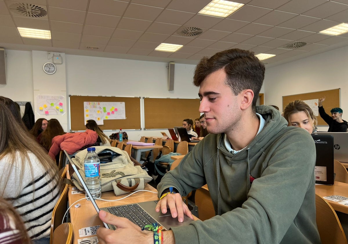 Alexis Rodríguez, en su clase de la Facultad de Ciencias de la Educación