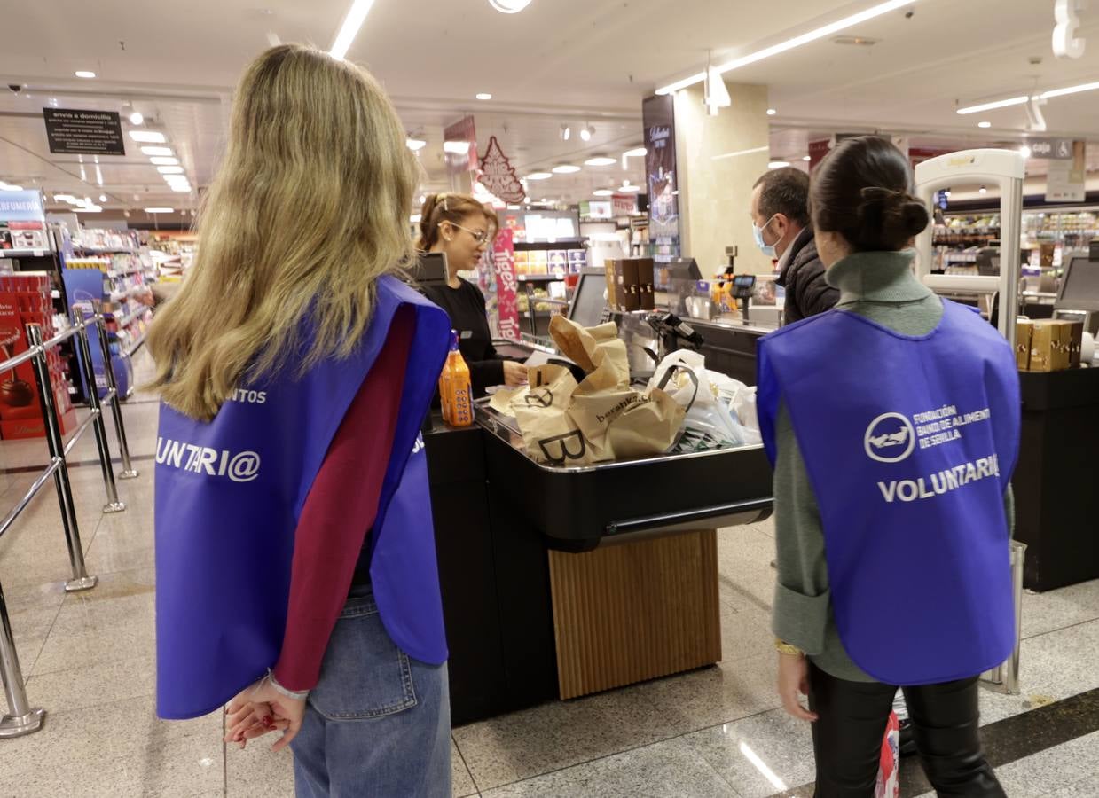 Los voluntarios recogen alimentos a la entrada de los supermercados