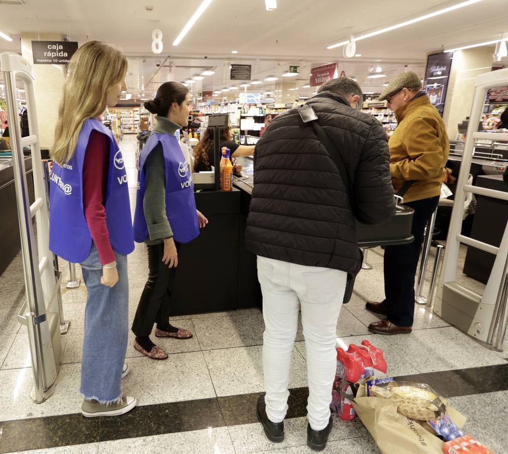 Los voluntarios recogen alimentos a la entrada de los supermercados