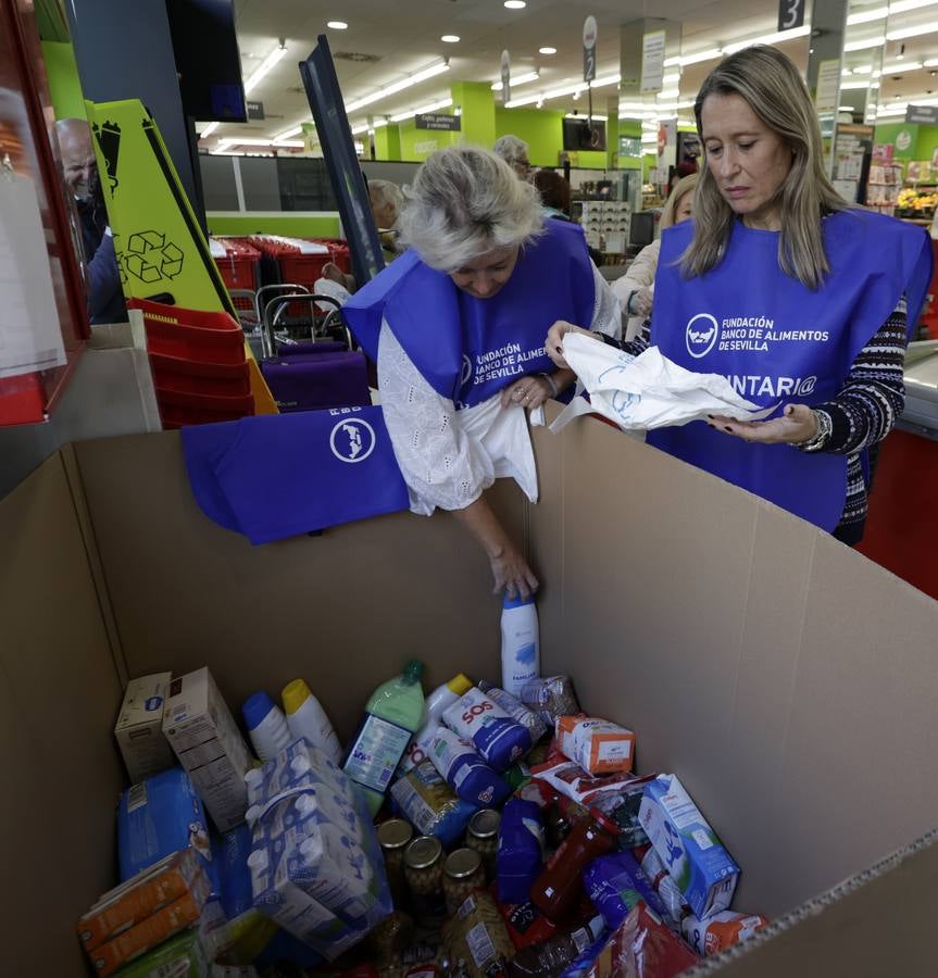 Los voluntarios recogen alimentos a la entrada de los supermercados