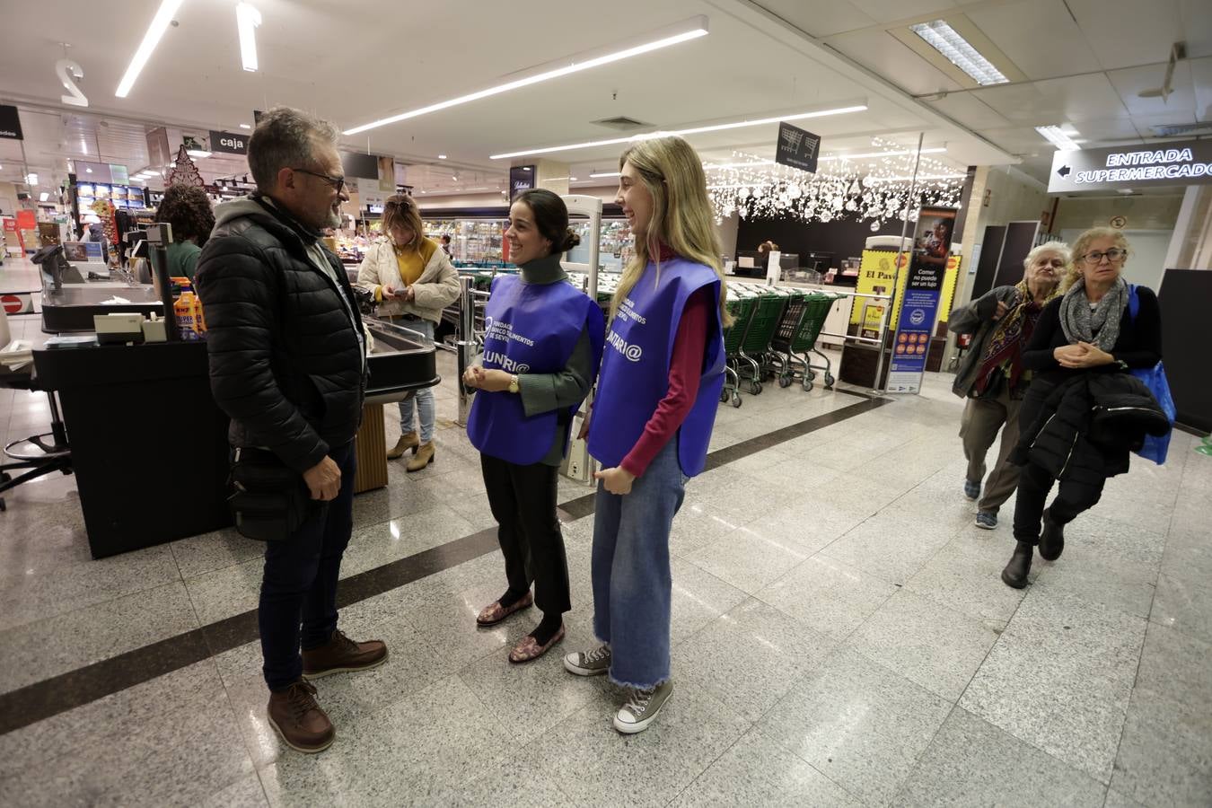 Los voluntarios recogen alimentos a la entrada de los supermercados