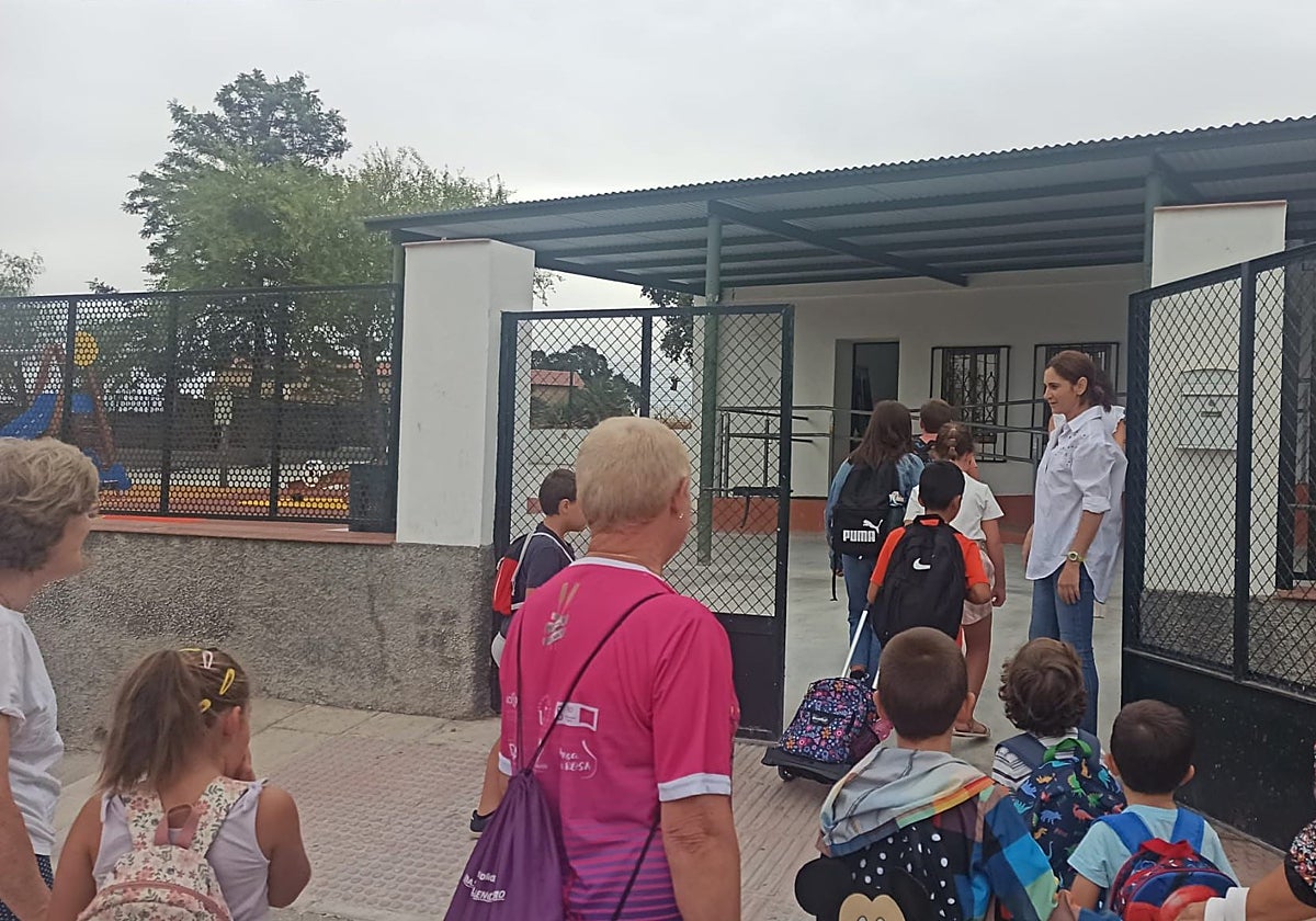 En la imagen, momento en el que entran los alumnos al colegio de El Madroño