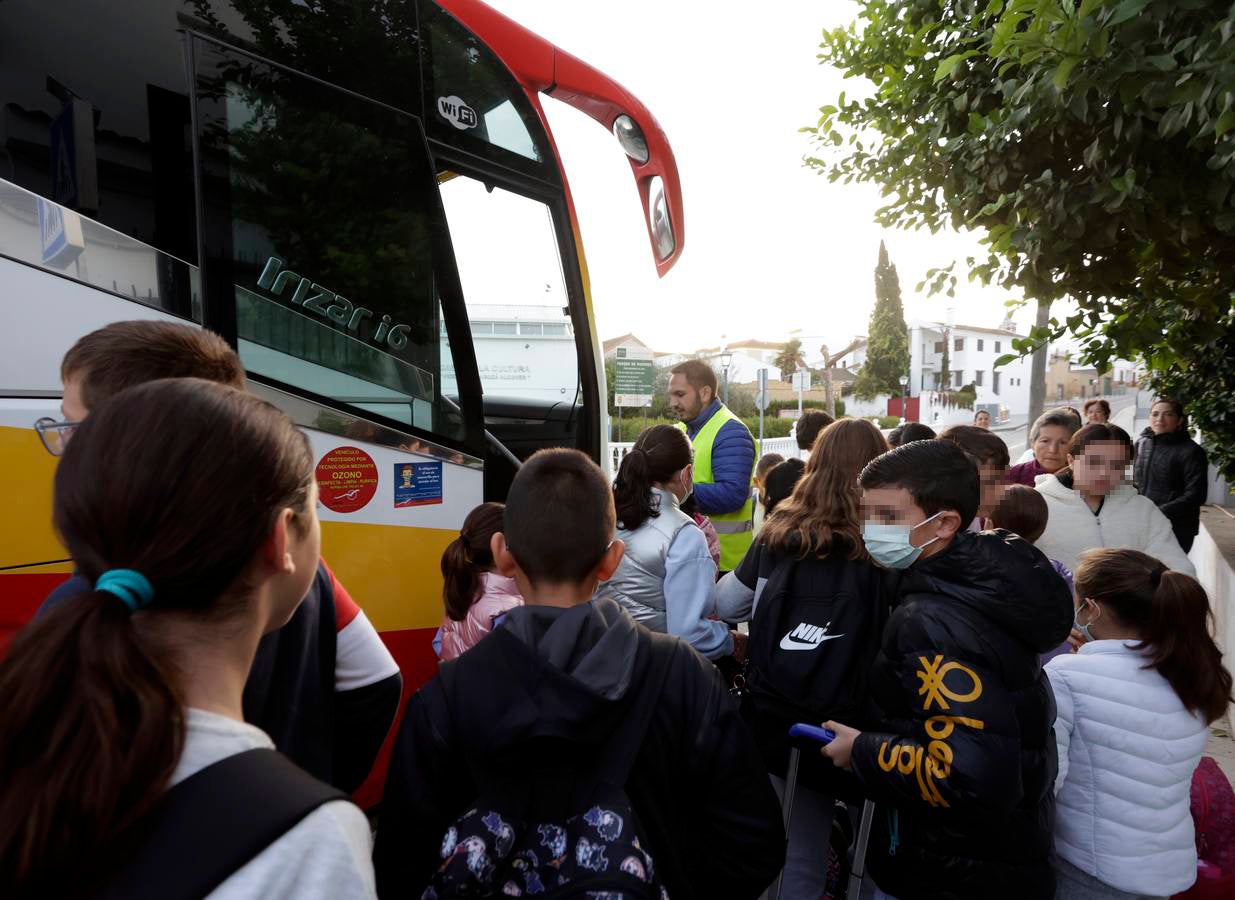 Los niños de Castilleja del Campo se montan en el autobús para ir al colegio en otras localidades