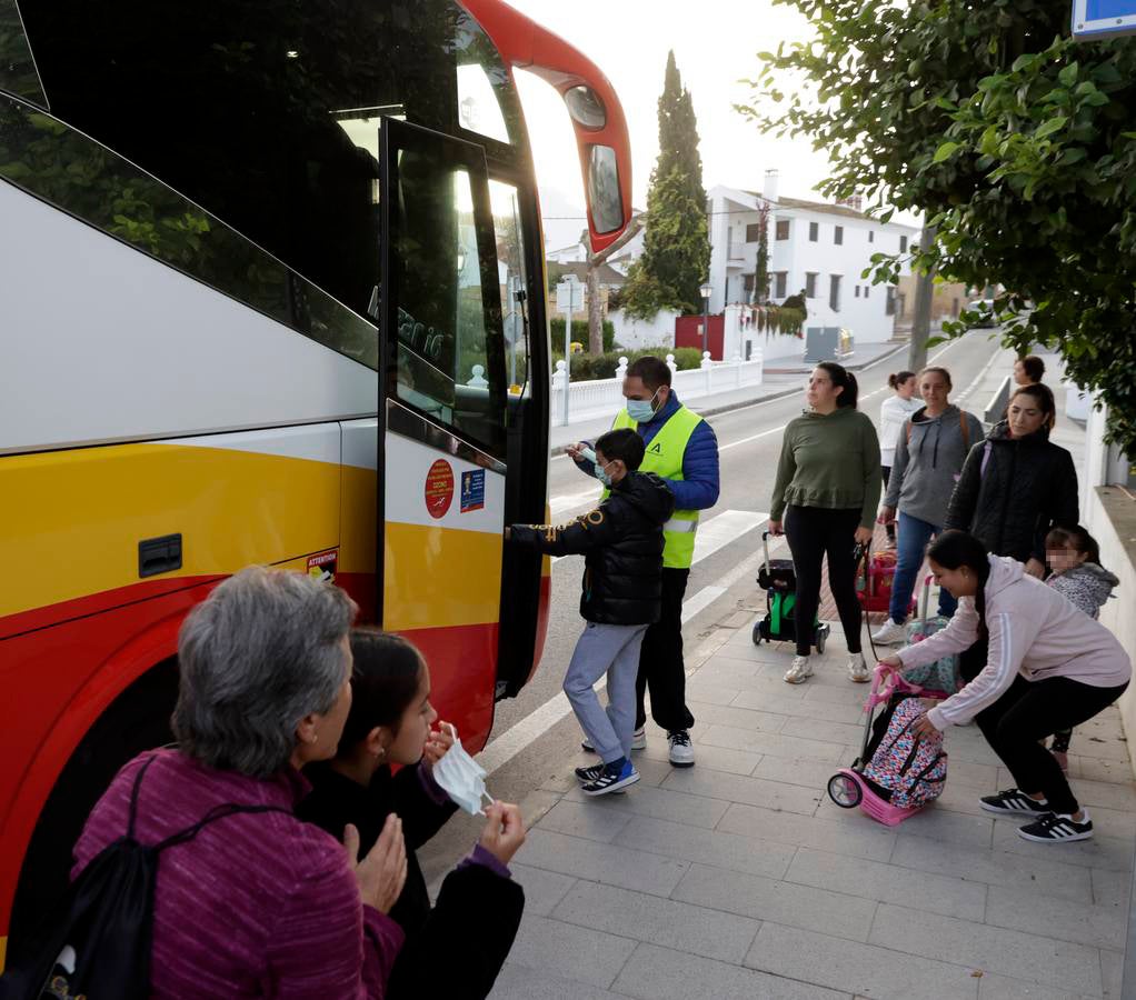 Los niños de Castilleja del Campo se montan en el autobús para ir al colegio en otras localidades