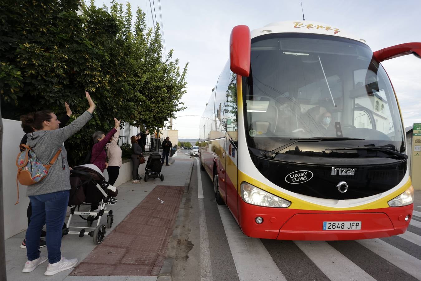 Los niños de Castilleja del Campo se montan en el autobús para ir al colegio en otras localidades
