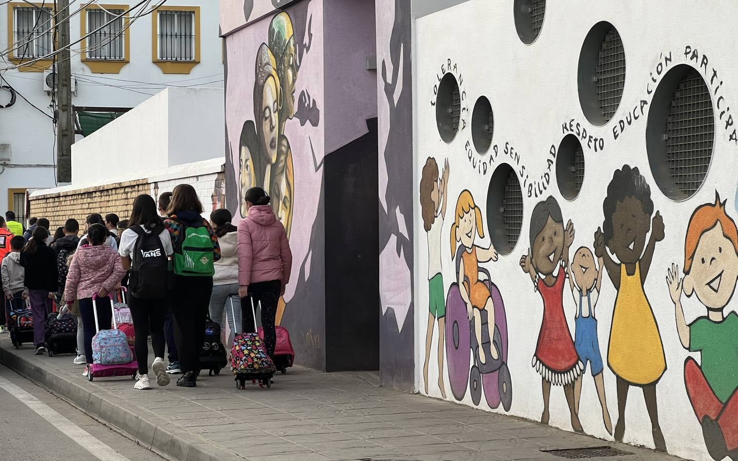 Los niños de Castilleja del Campo se montan en el autobús para ir al colegio en otras localidades