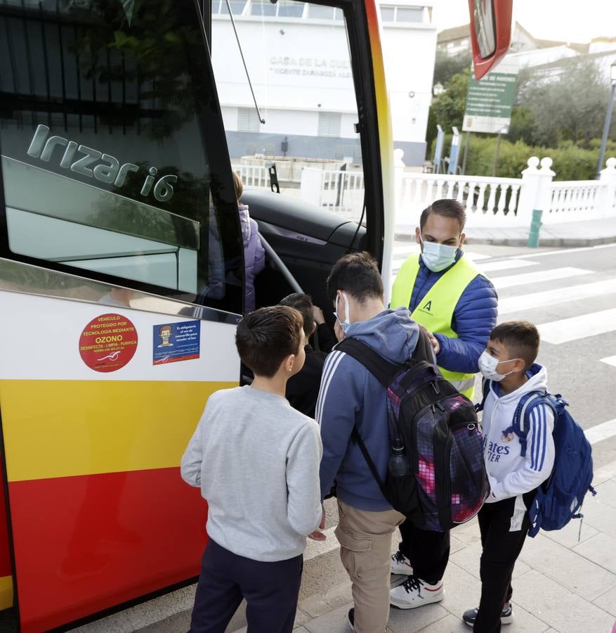 Los niños de Castilleja del Campo se montan en el autobús para ir al colegio en otras localidades