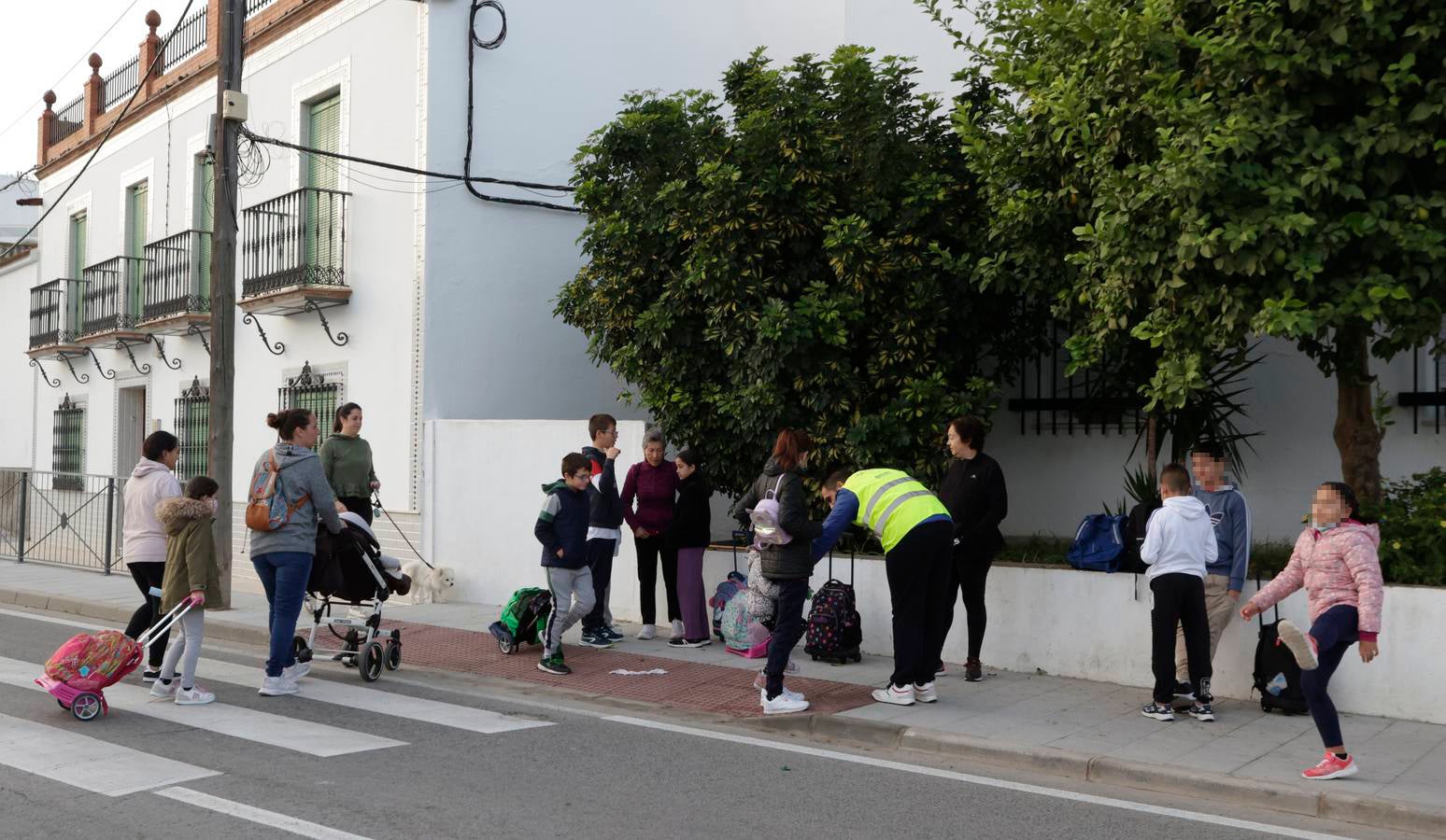 Los niños de Castilleja del Campo se montan en el autobús para ir al colegio en otras localidades