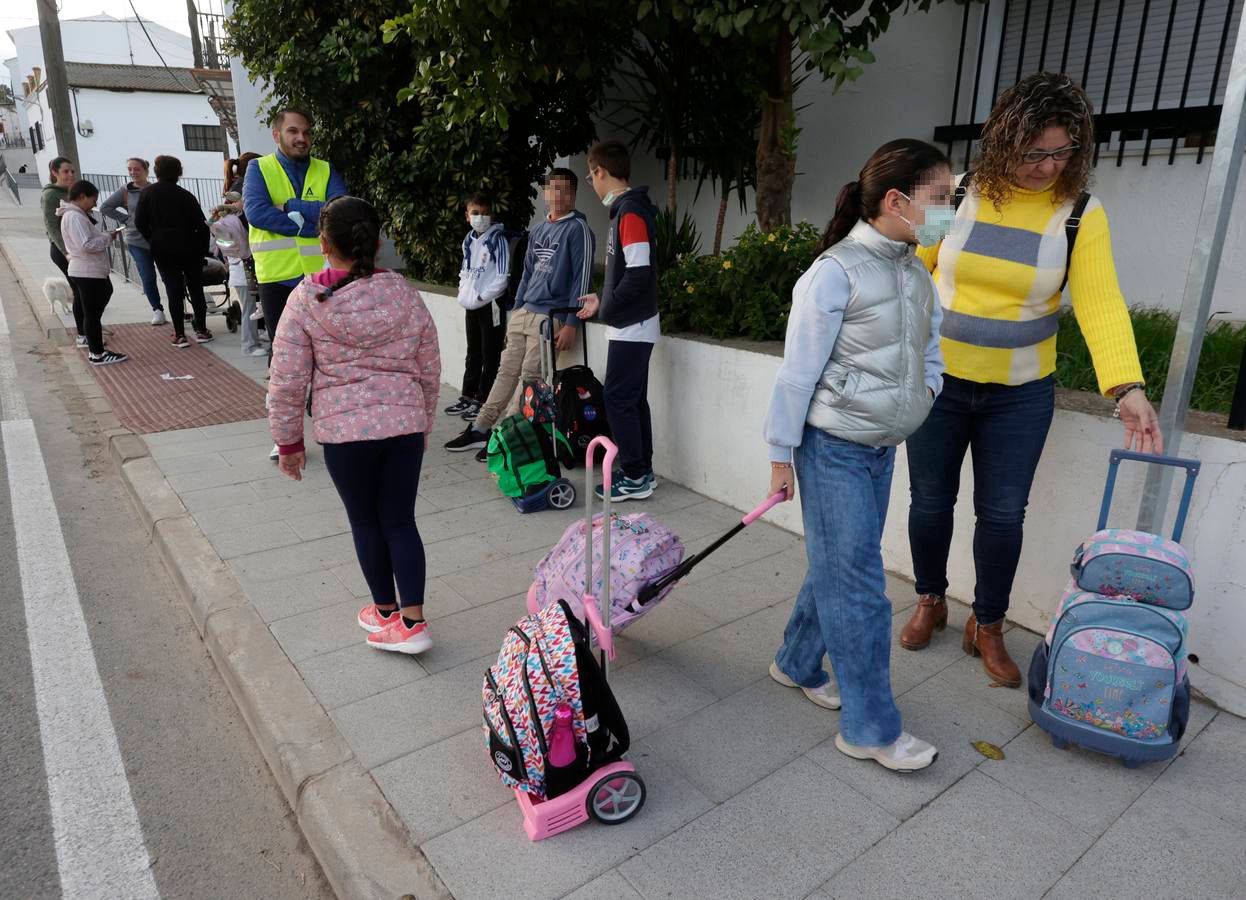 Los niños de Castilleja del Campo se montan en el autobús para ir al colegio en otras localidades
