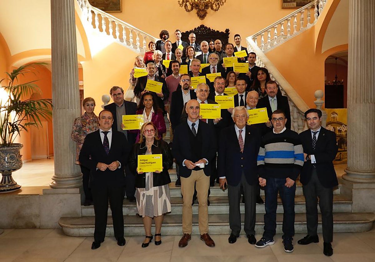 El alcalde, Antonio Muñoz, con los premiados
