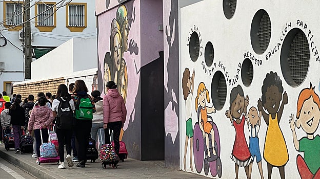 Alumnos de Castilleja del Campo que se dirigen a coger el autobús para ir a Carrión