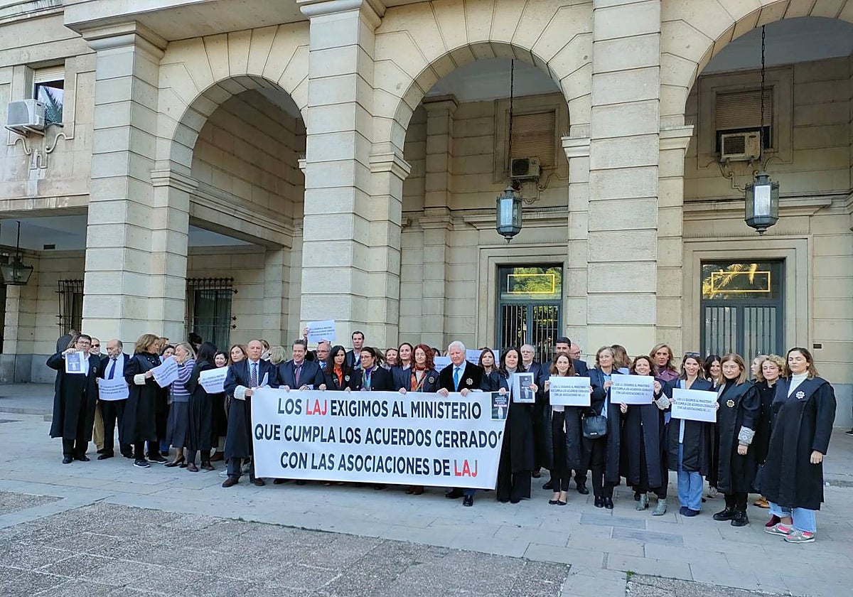 Concentración de letrados de la administración de Justicia este martes a las puertas de la Audiencia de Sevilla