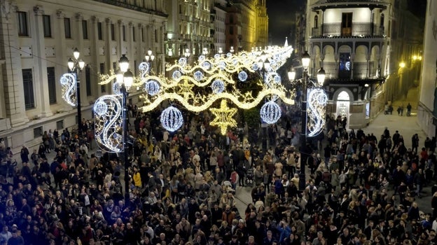 El encendido de las luces congrega a numerosas personas