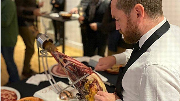 Un cortador de jamón, en plena faena durante el cóctel que se celebró en París
