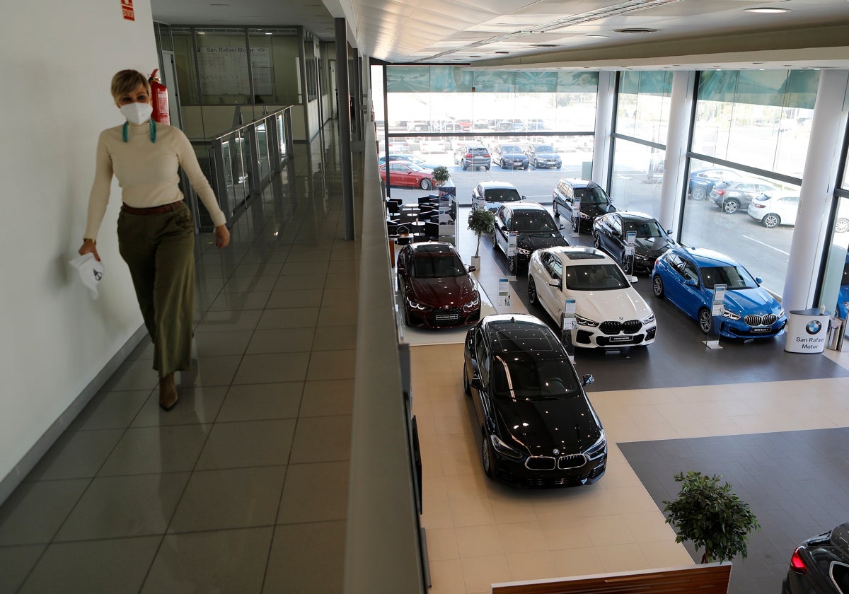 Exposición de coches en un concesionario de Córdoba