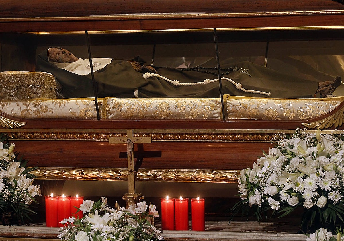 Cuerpo incorrupto de Doña María Coronel en el Monasterio de Santa Inés