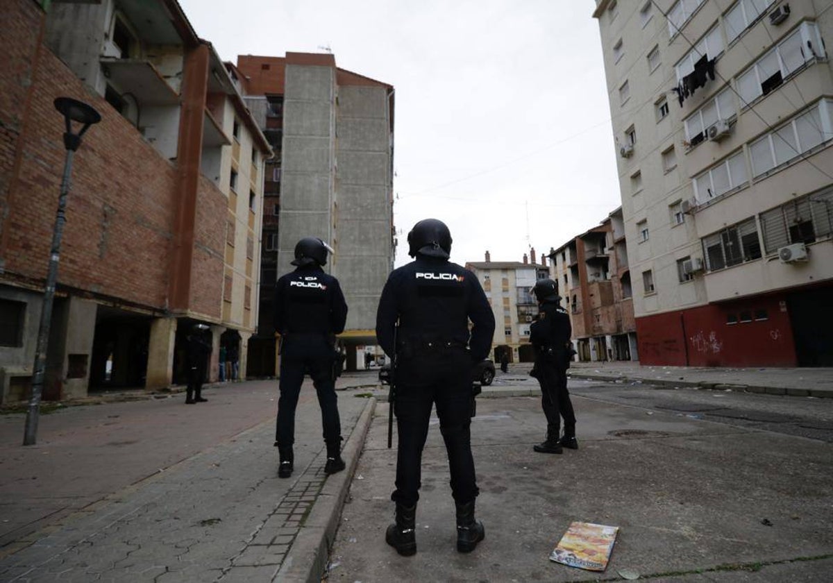 Tres agentes en la calle Viridiana durante la operación policial de este jueves