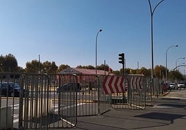 Arrancan los trabajos para el montaje de la portada de la Feria de Abril de Sevilla 2023