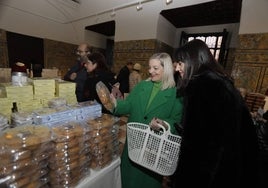 Mucho público para comprar los dulces de las monjas de clausura en el Alcázar