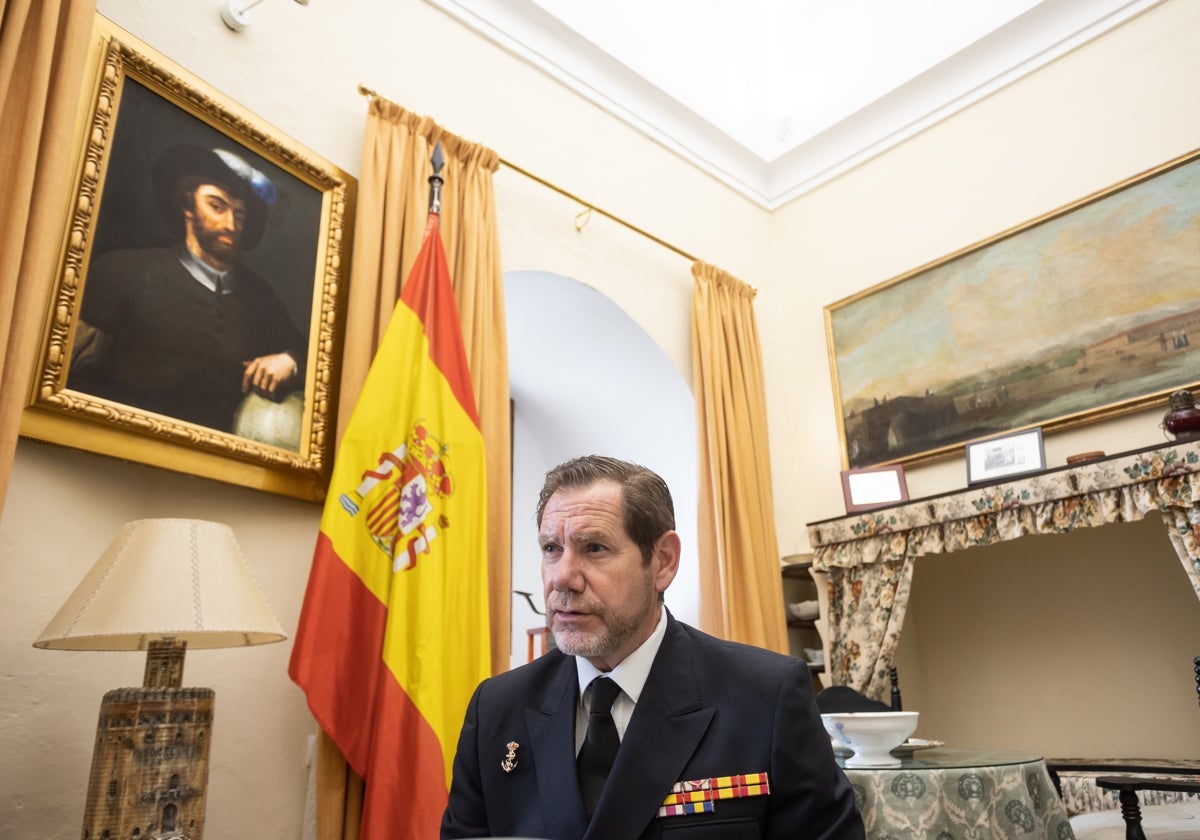 El comandante naval de Sevilla, José Daniel González-Aller en el Museo Marítimo de la Torre del Oro