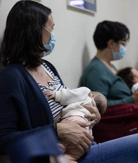 Imagen secundaria 2 - Un grupo de veinticinco mujeres asiste al taller de educación maternal que imparte Carmen Rodríguez, la coordinadora de todas las matronas del Distrito Sanitario Sevilla