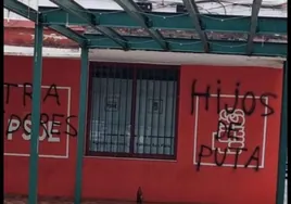 La sede del PSOE de Nervión amanece con pintadas contra el Gobierno de Sánchez: «Traidores»