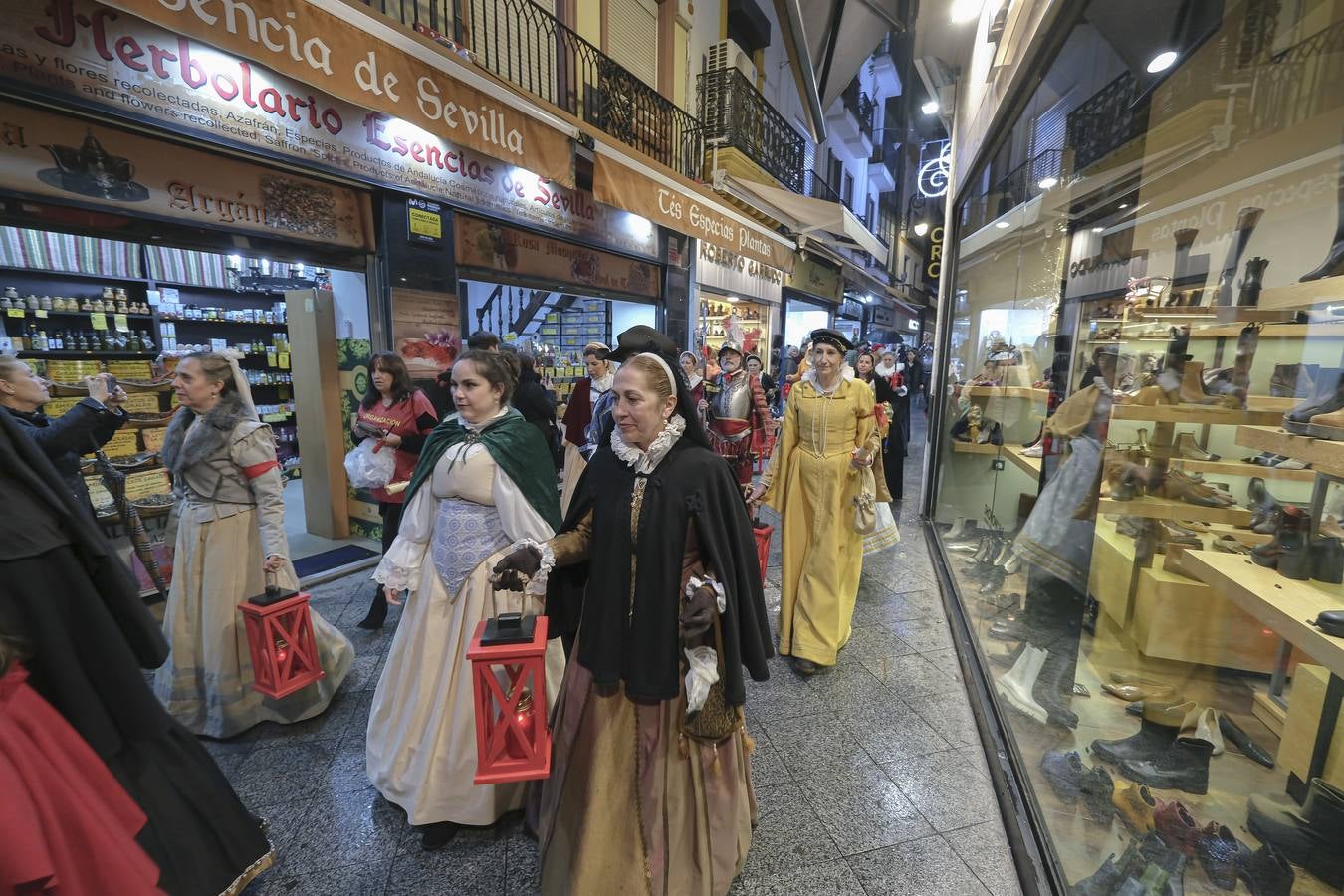 Un momento del desfile de Tercio de Olivares por las calles de Sevilla