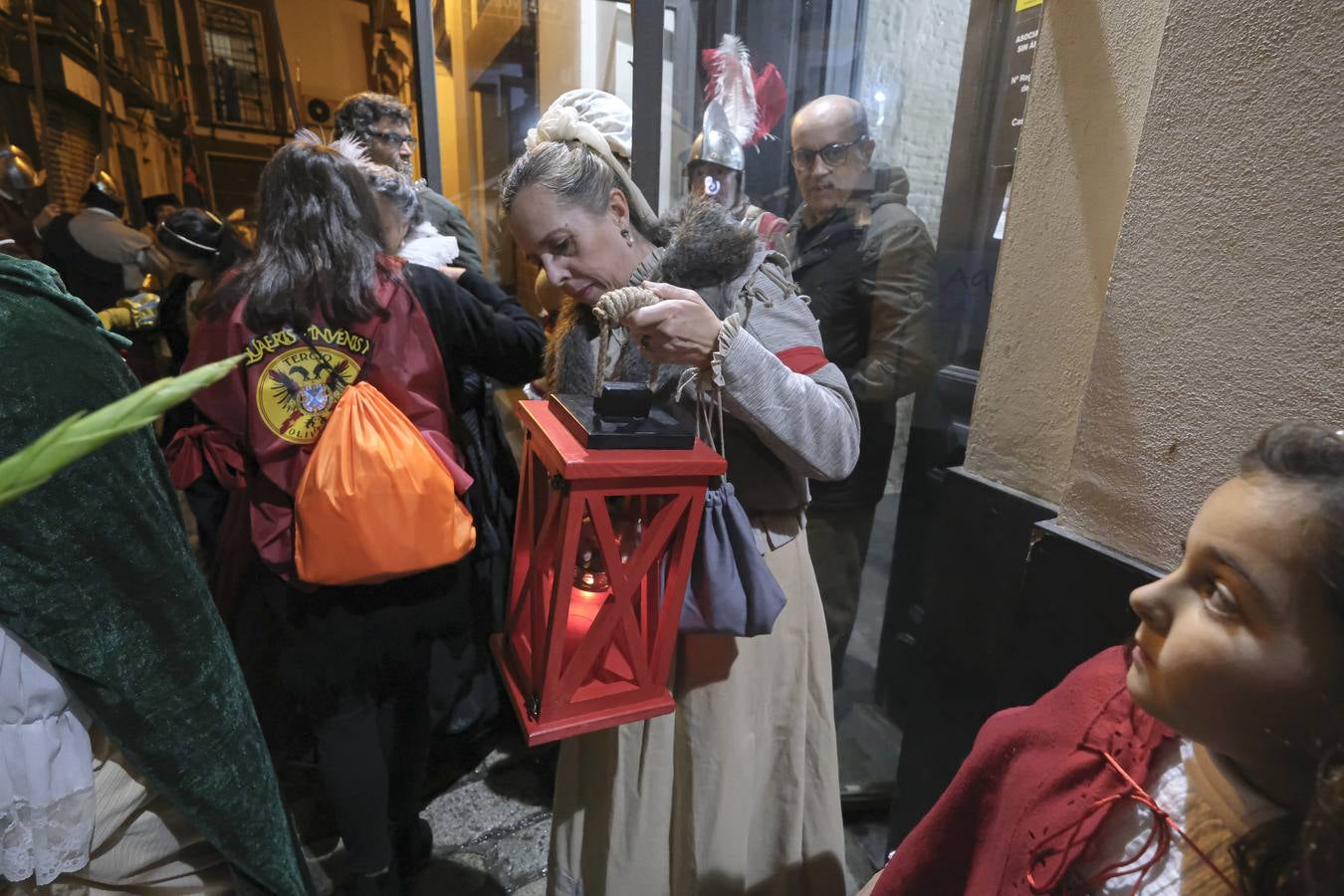 Un momento del desfile de Tercio de Olivares por las calles de Sevilla