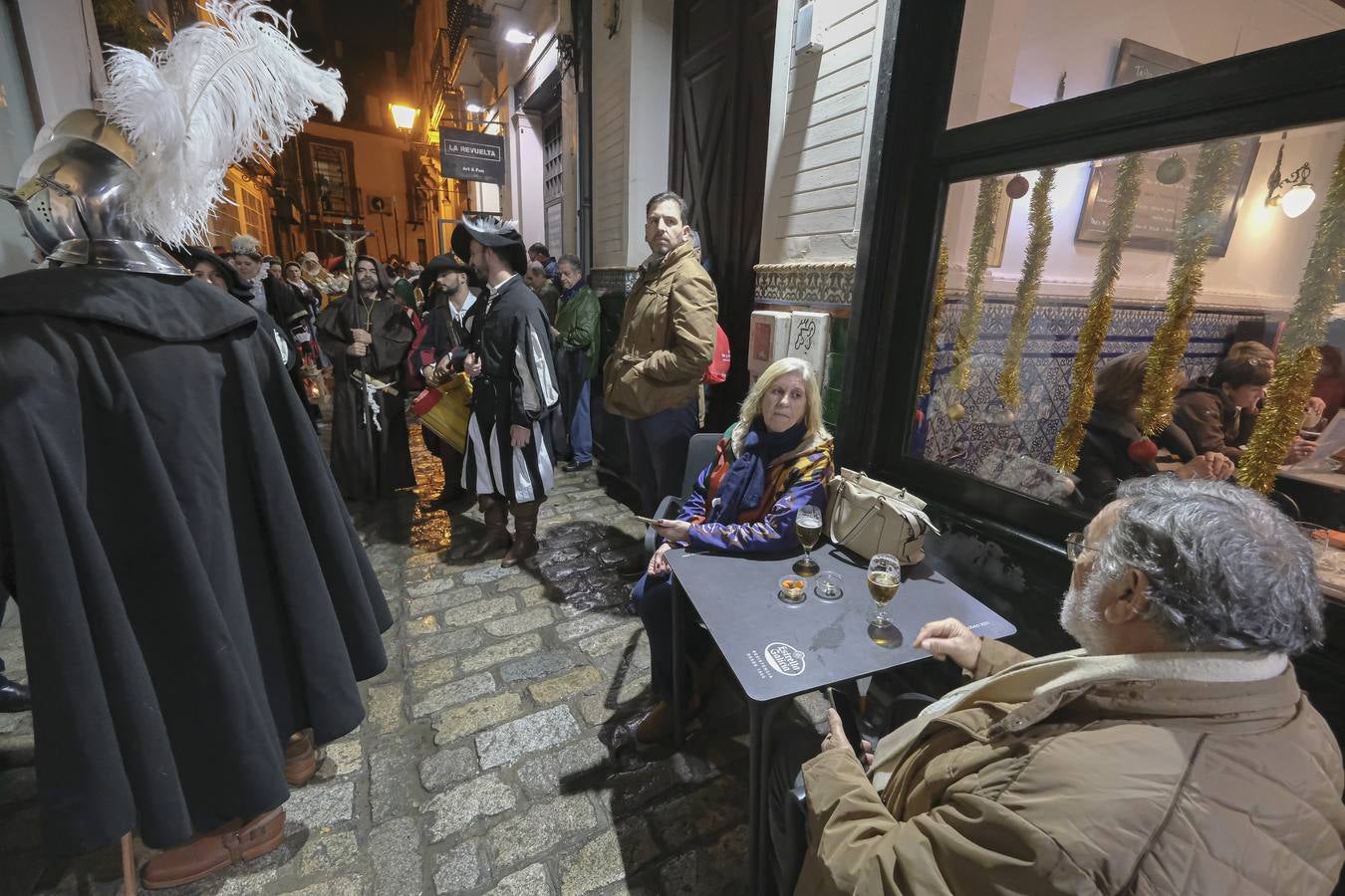 Un momento del desfile de Tercio de Olivares por las calles de Sevilla