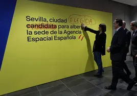 Imágenes de la visita de la  ministra de Ciencia a la sede de la Agencia Espacial Española en Sevilla