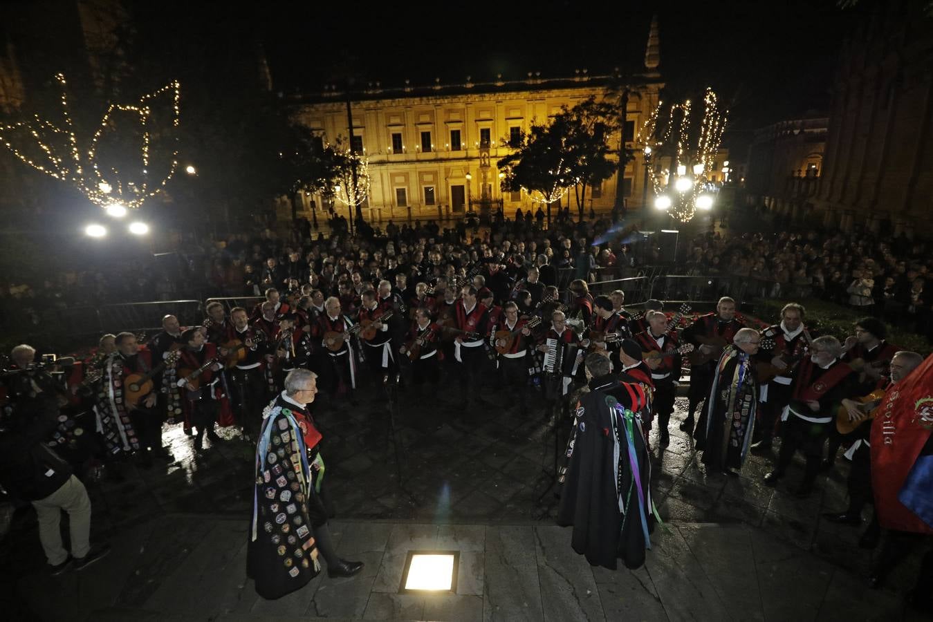 Celebración de los tunos en la Plaza del Triunfo