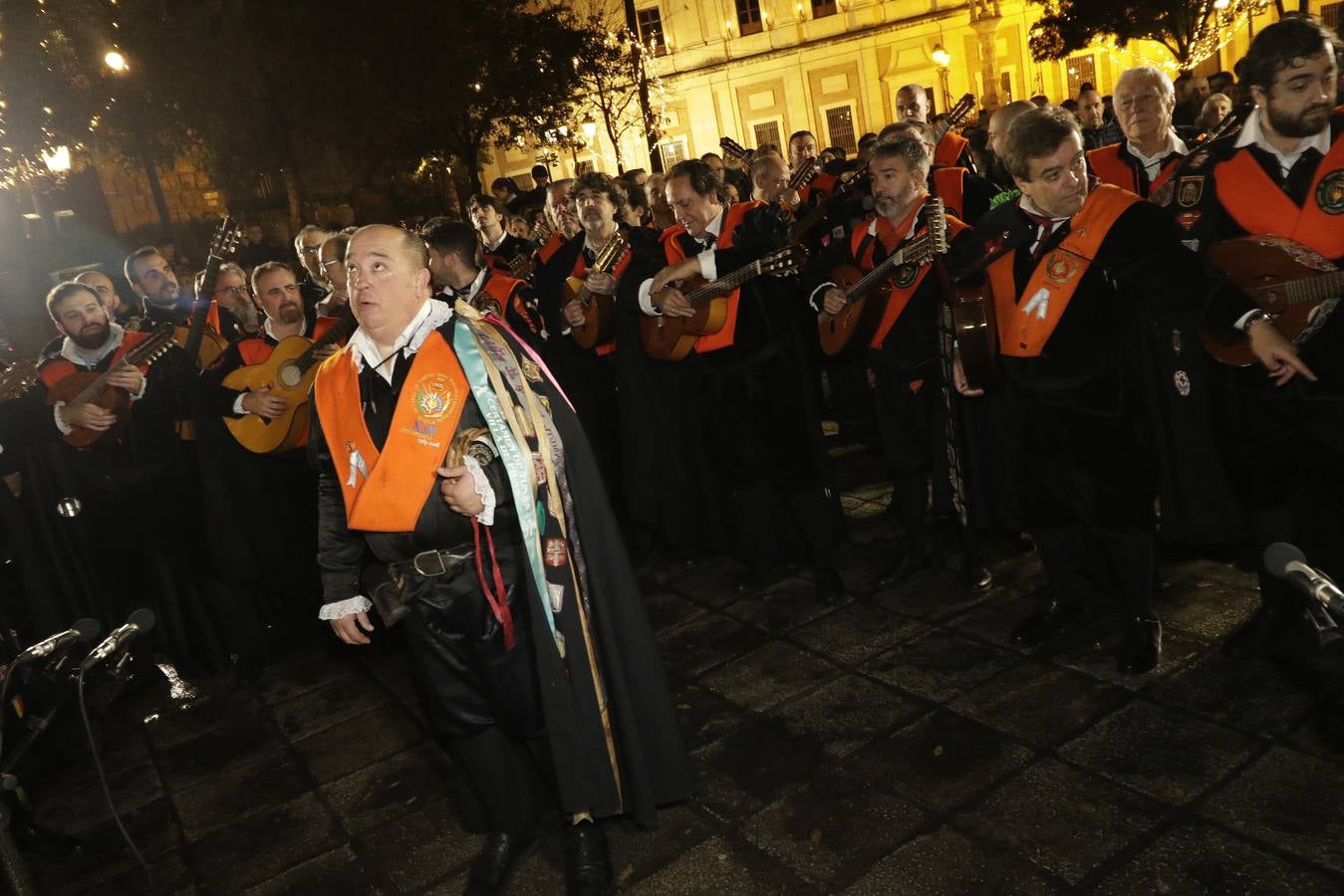 Celebración de los tunos en la Plaza del Triunfo
