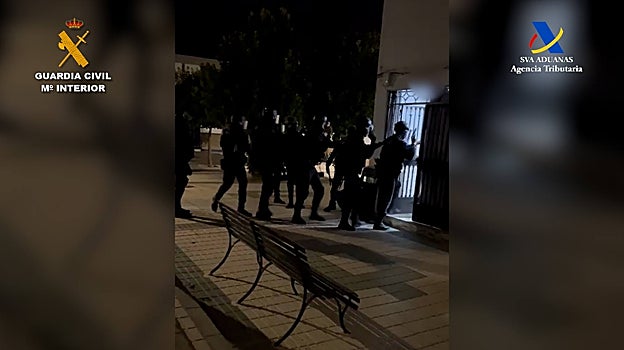 Los agentes acceden durante la redada al domicilio de uno de los investigados