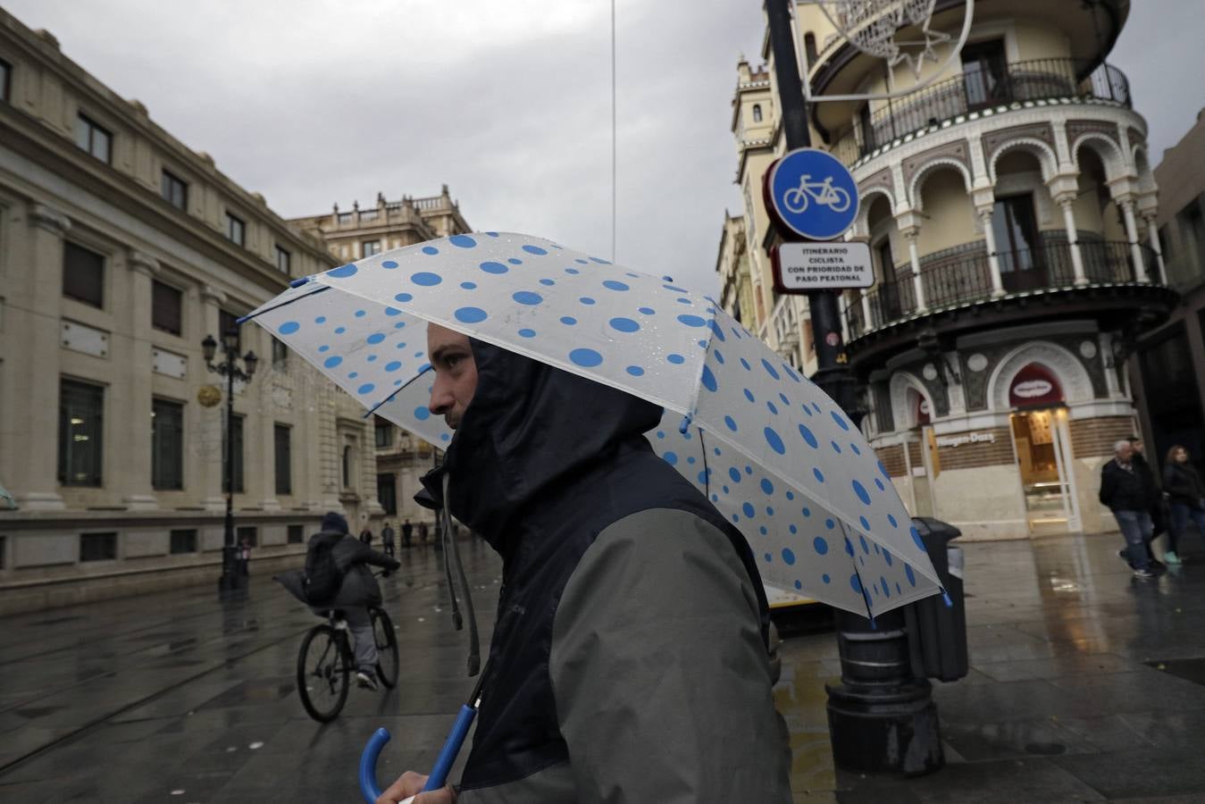 Imágenes que ha dejado la lluvia en el centro de la ciudad