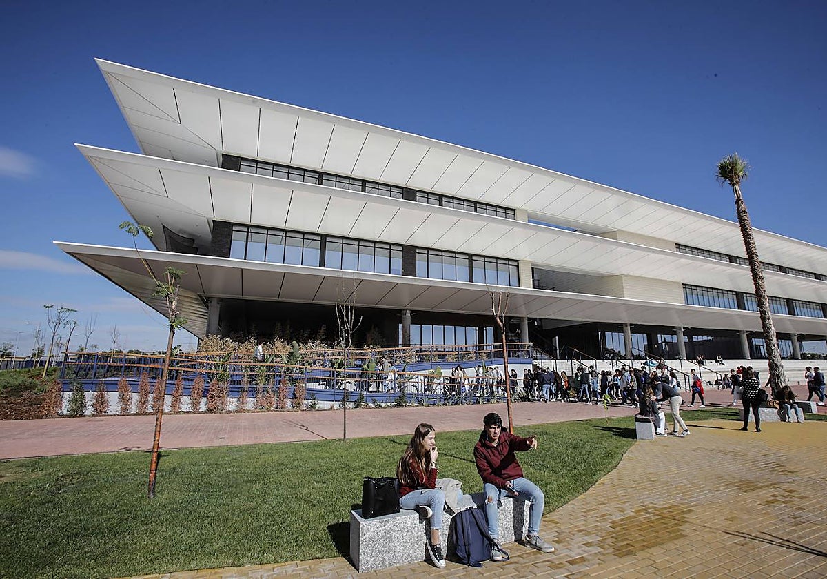 La universidad privada, la Loyola, sigue creciendo y creando titulaciones