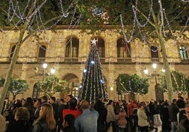 Taxistas ofrecen recorridos gratis por el alumbrado navideño en Sevilla